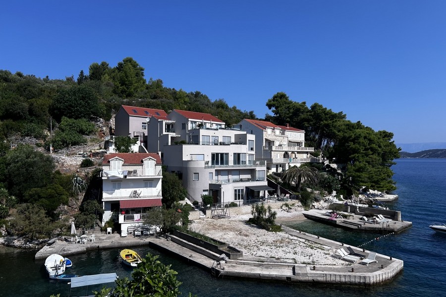Modernes Wohngebäude direkt an der Bucht, Racisce auf Korcula