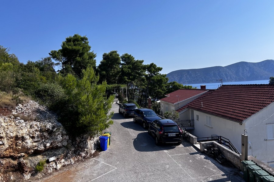 Zufahrt mit Stellplätzen und Meerblick, Wohnung Racisce Korcula