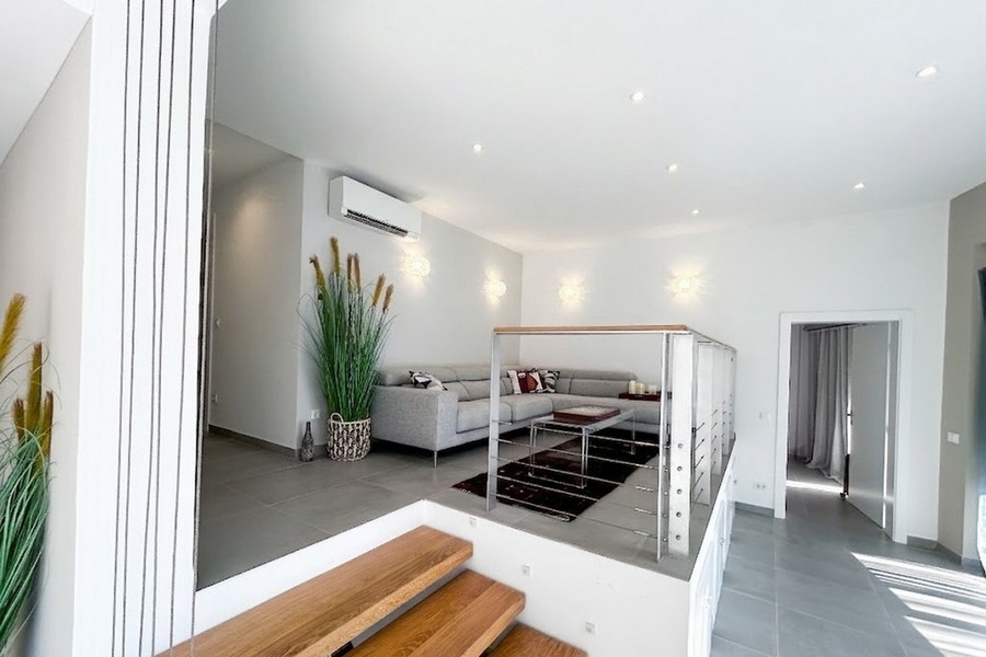 Erhöhter Wohnbereich mit Sofa und Holztreppe, Wohnung Korcula