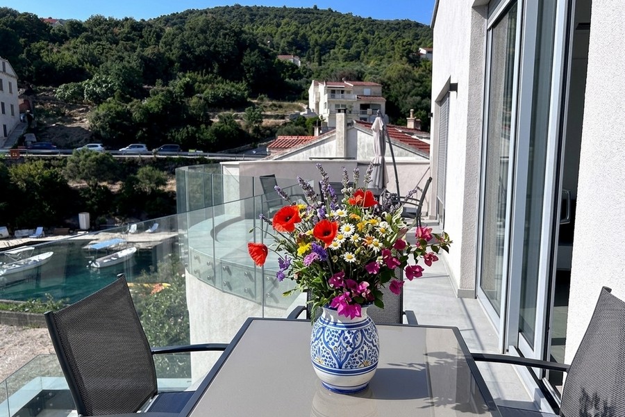 Sitzplatz auf der Terrasse mit Blick auf Bucht und Boote, Racisce