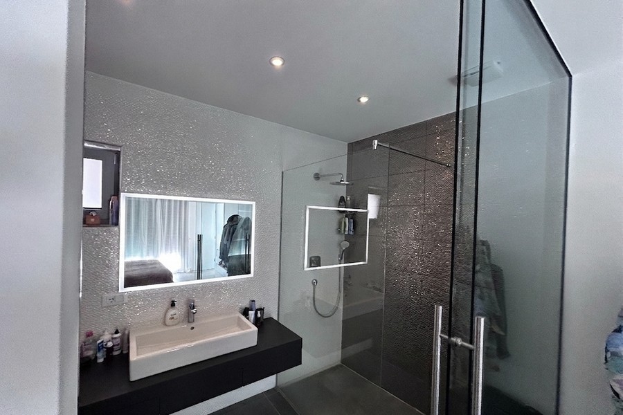 Modernes Badezimmer mit Glasdusche, Wohnung auf Korcula