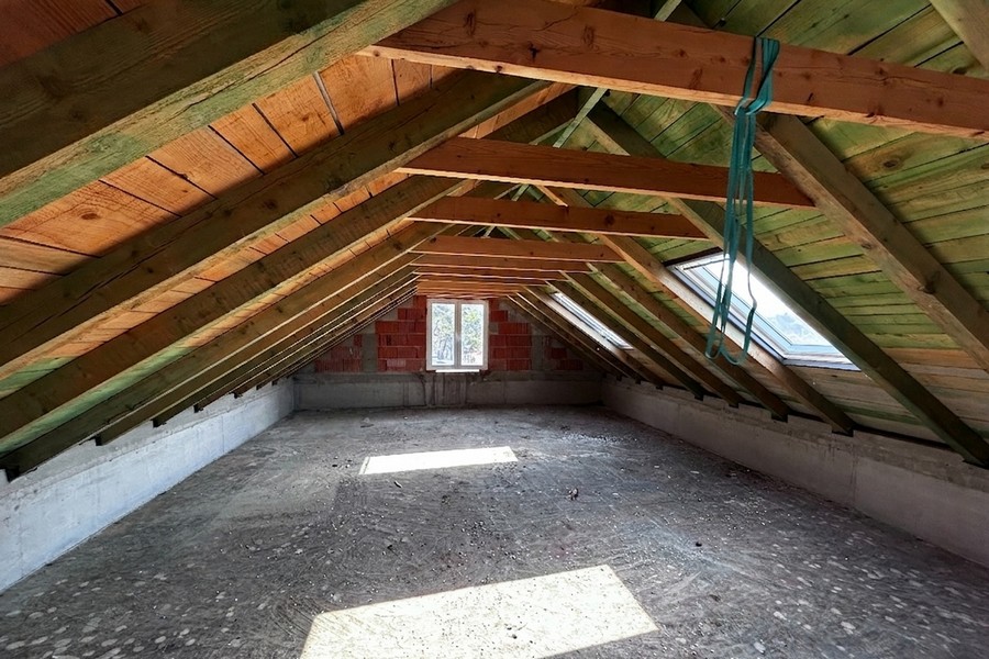 Ausbaufähiges Dachgeschoss mit Holzbalken und Dachfenstern, Korcula