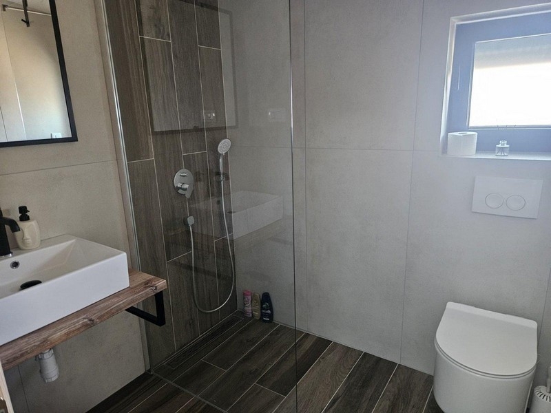 Badezimmer mit Dusche und Waschtisch