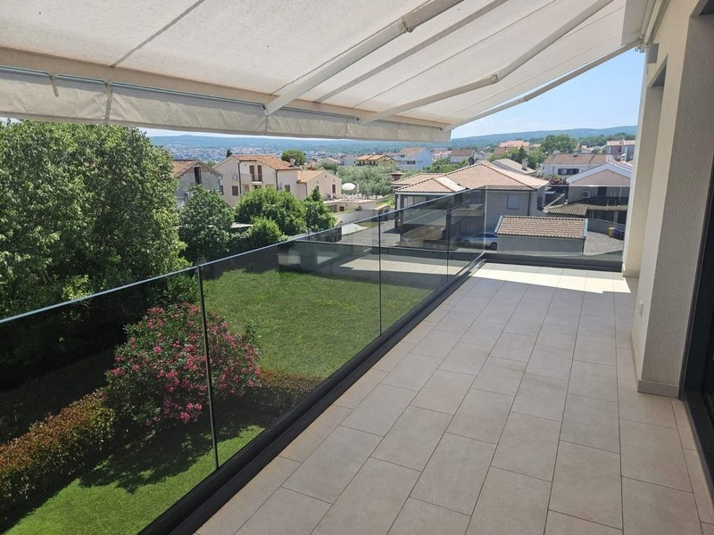 Überdachter Balkon mit Blick auf Malinska und das Meer