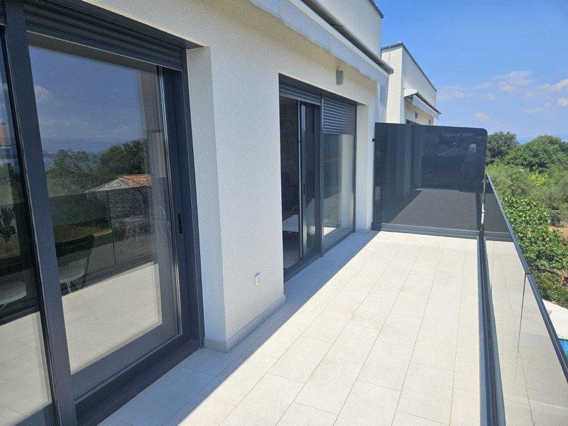 Balkon mit Schiebetüren und Blick auf das Meer