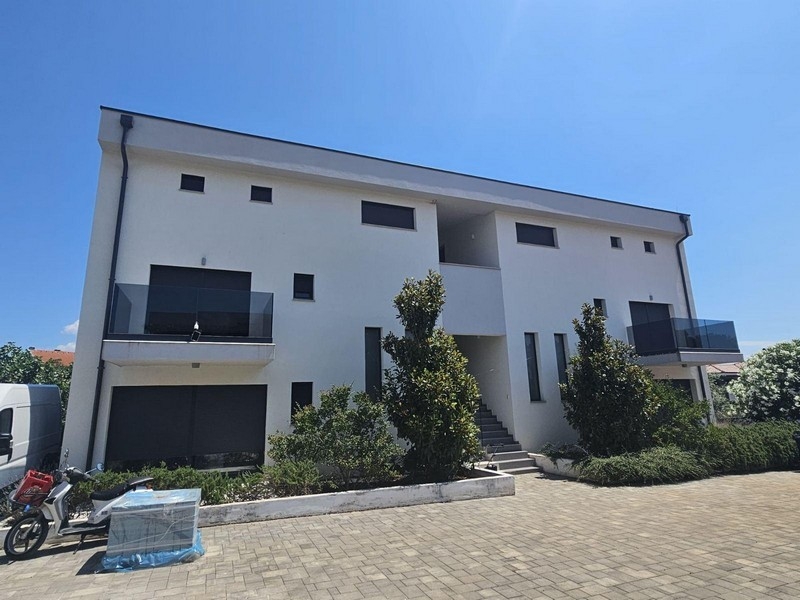 Außenansicht der Villa mit Stellplatz in Malinska