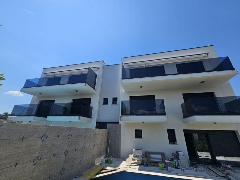 Villa mit Flachdach und Balkonen in Malinska auf Krk