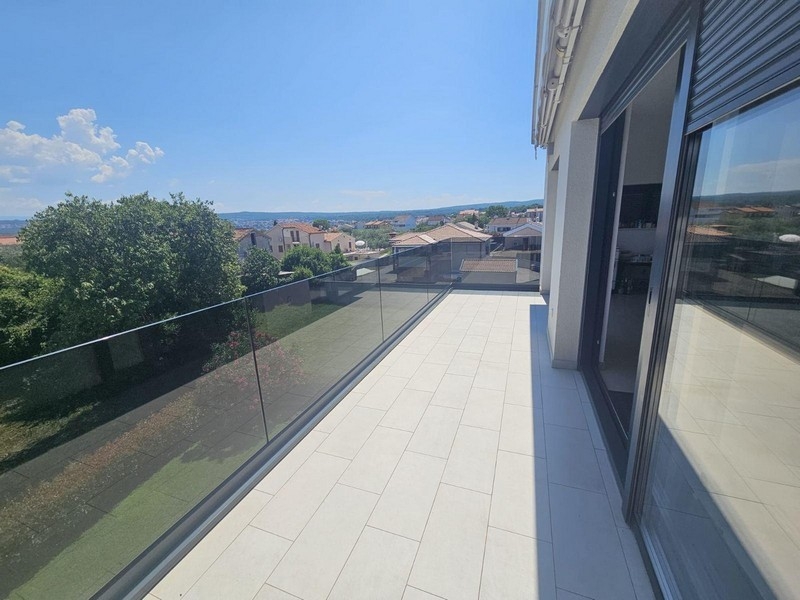 Großer Balkon mit Glasgeländer und Meerblick