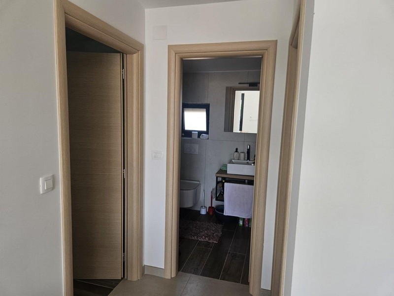 Flur mit Zugang zum Badezimmer der Wohnung