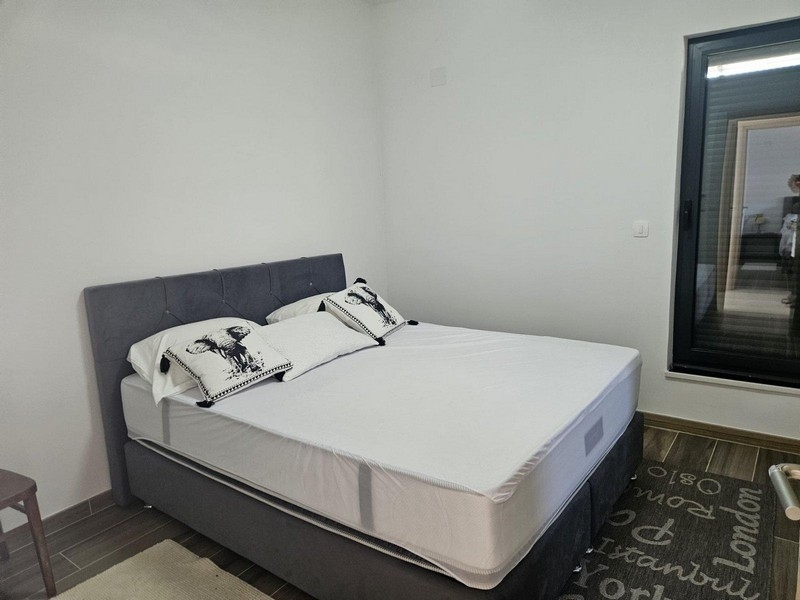 Schlafzimmer mit Doppelbett und eigenem Badezimmer