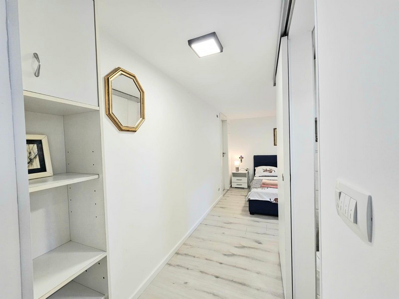 Flur mit Einbauschrank und Spiegel in der Wohnung in Njivice