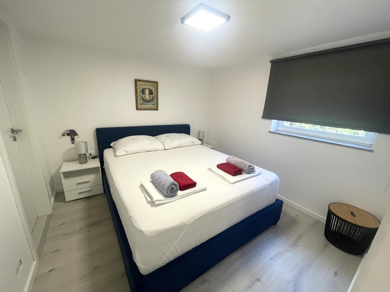 Schlafzimmer mit Doppelbett in der Erdgeschosswohnung in Njivice