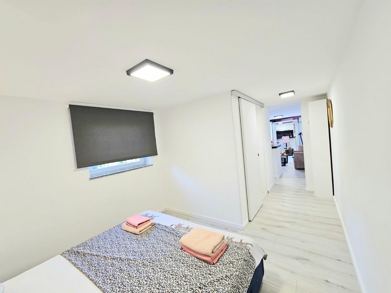 Schlafbereich mit Doppelbett und Blick in den Flur auf Krk