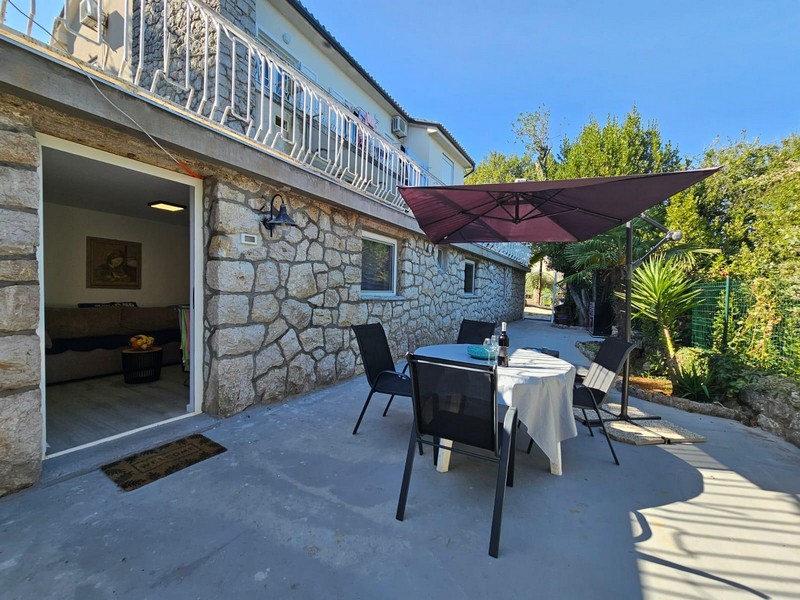 Sitzgruppe auf der Terrasse vor dem Steinhaus in Njivice auf Krk