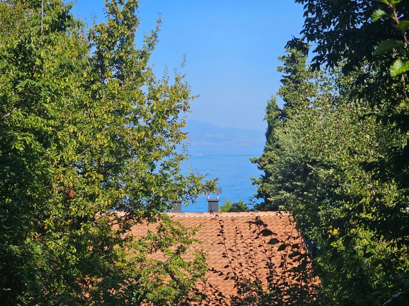 Meerblick von der Wohnung in Njivice über die Bäume