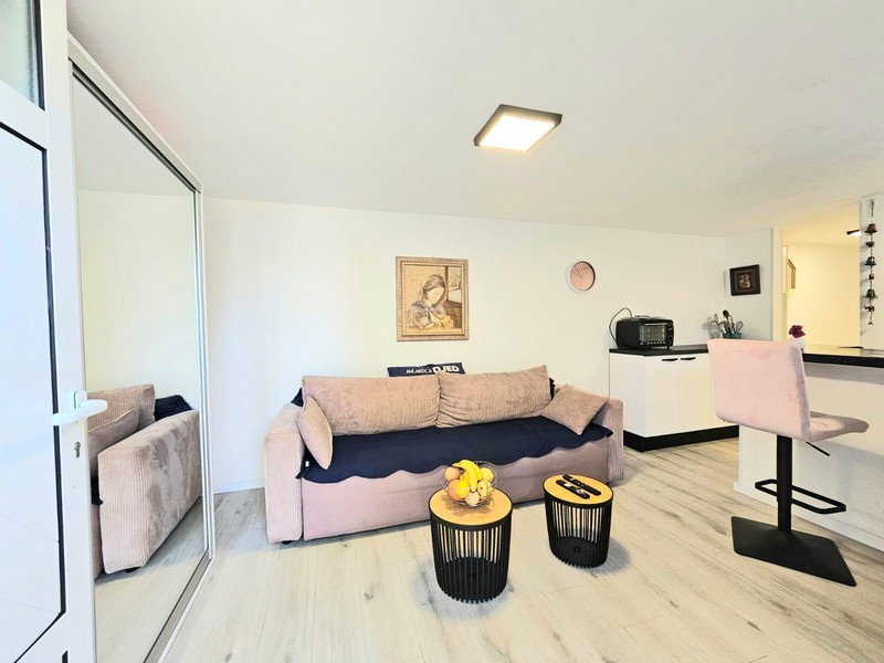 Wohnraum mit Sofa und Küchentheke der Erdgeschosswohnung auf Krk