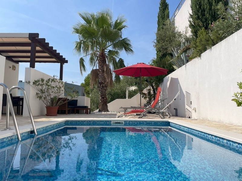 Gemeinschaftspool mit Palmen an der Wohnanlage in Murter