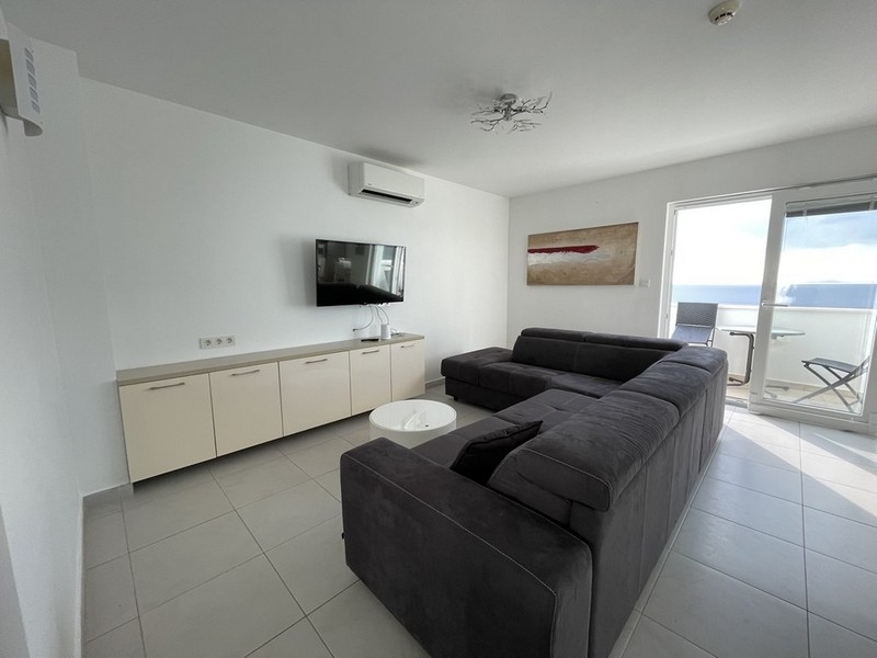 Wohnzimmer mit Klimaanlage und Sofa der Wohnung in Murter