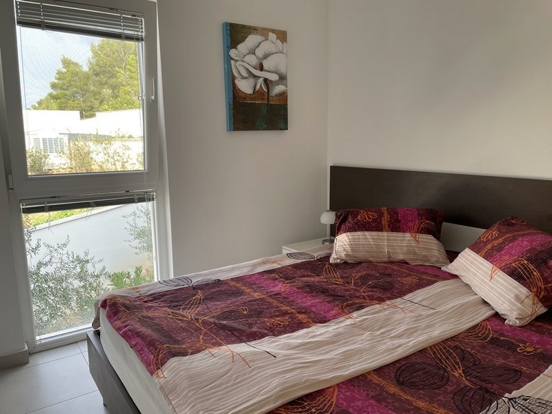 Schlafzimmer der Wohnung mit Meerblick in Murter, Kroatien