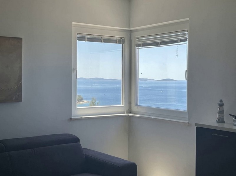 Eckfenster mit Blick auf das Meer und die Inseln vor Murter