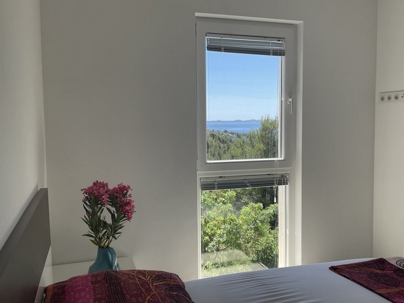 Schlafzimmer mit Fensterblick aufs Meer, Wohnung Murter