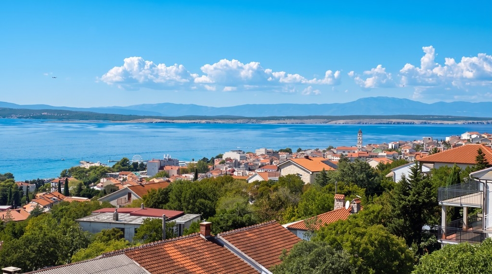 Blick über Crikvenica auf das Meer und die Insel Krk