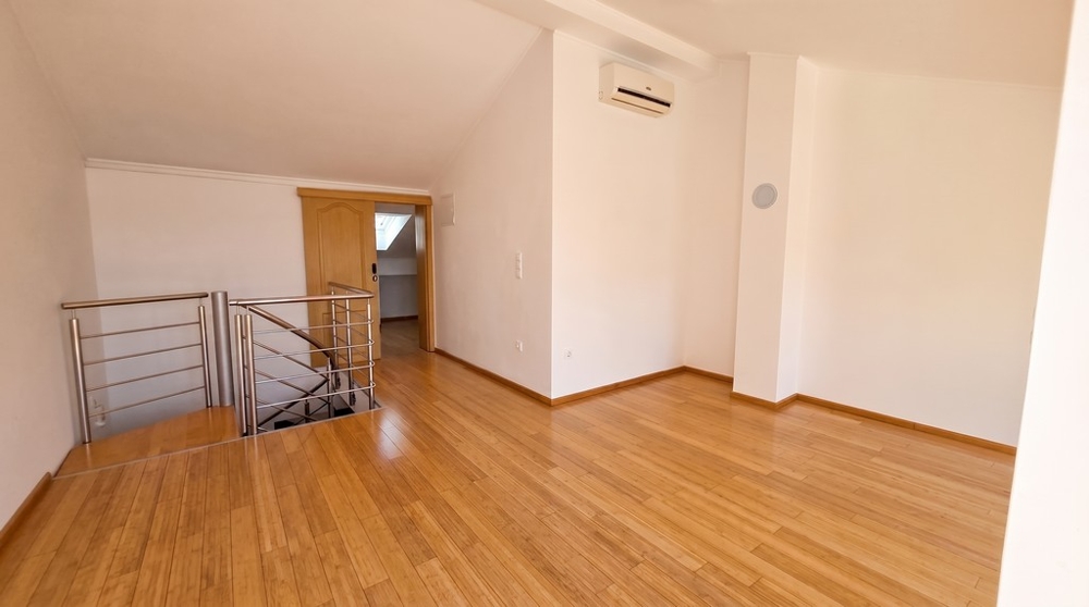 Obere Ebene mit Wendeltreppe und Terrassenzugang