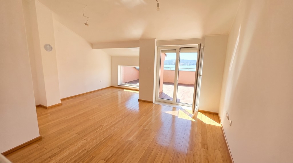 Wohnbereich mit Zugang zur Loggia und Parkettboden