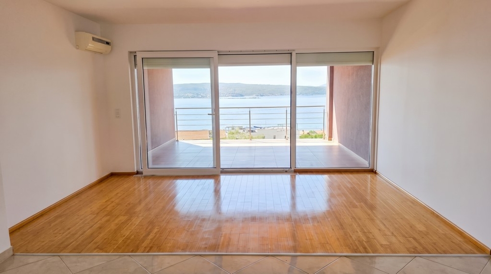Heller Wohnraum mit Schiebetür und Meerblick