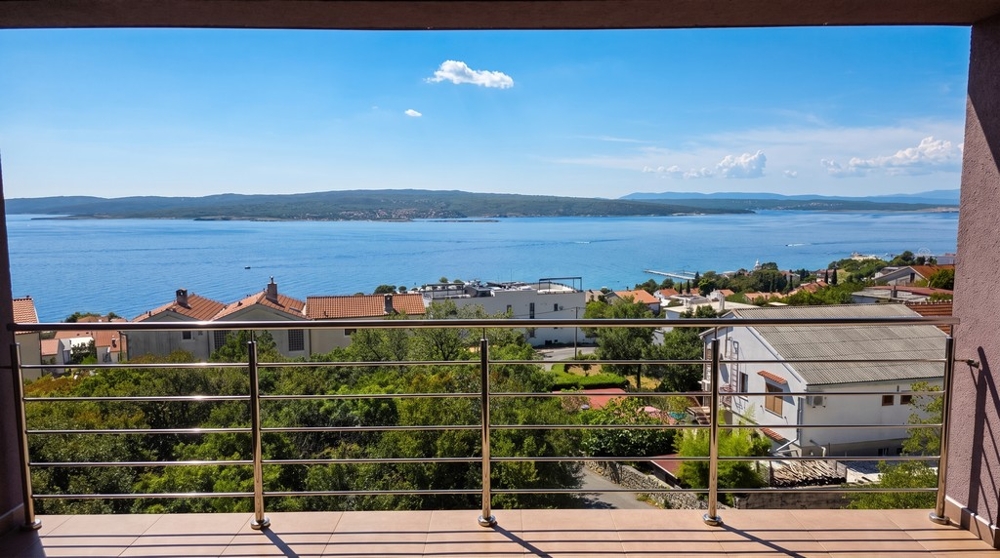 Aussicht von der Loggia über die Dächer bis zum Meer