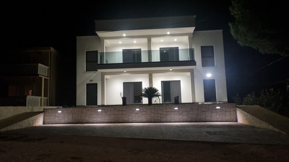 Villa bei Nacht mit beleuchteter Fassade