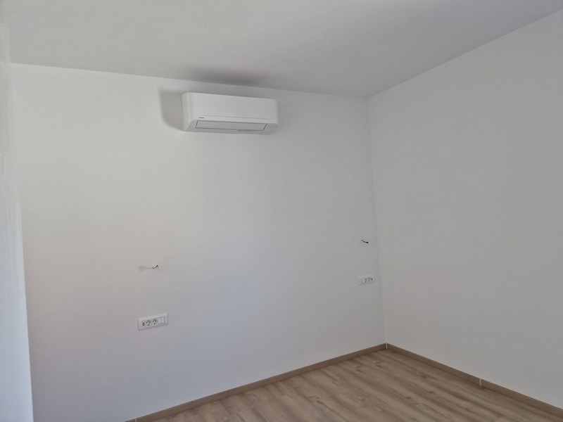Zimmer mit Klimaanlage und weißen Wänden