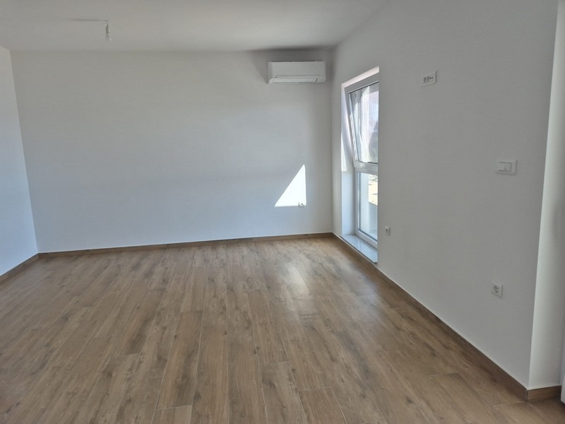 Heller Wohnraum mit Zugang zur überdachten Terrasse