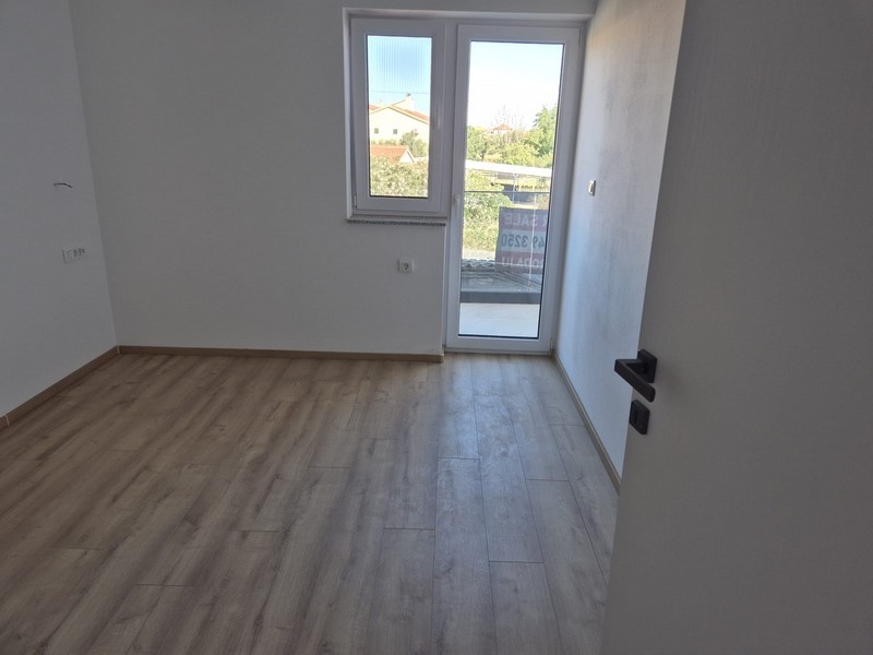 Schlafzimmer mit Tür zur Terrasse