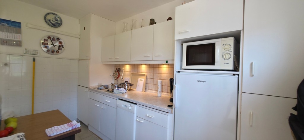 Küche mit weißen Fronten, Wohnung A4103 in Crikvenica
