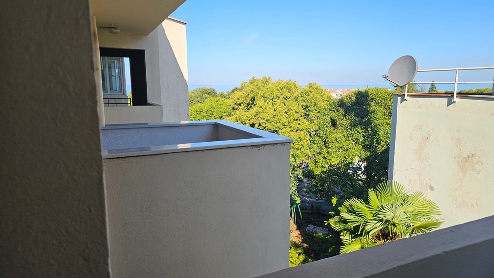 Terrasse der Wohnung mit Blick ins Grüne bei Novigrad