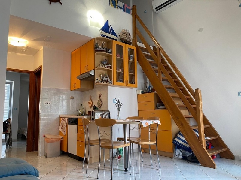 Wohnbereich mit Treppe zur Galerie und Sitzgruppe