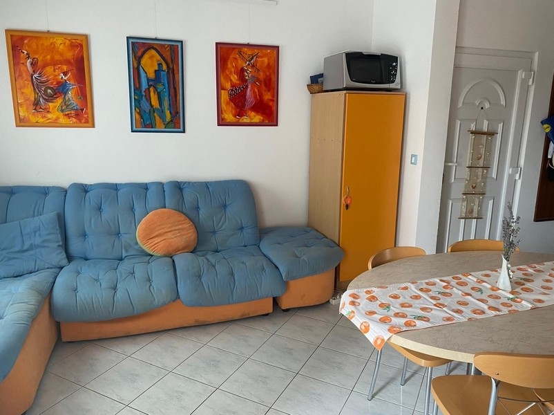 Wohnzimmer mit Sofa und Sitzecke