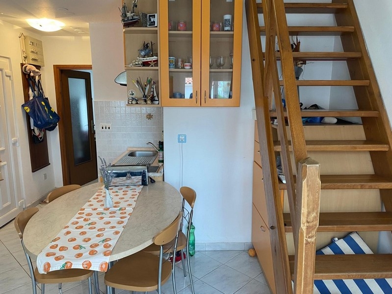 Holztreppe zur Galerie im Wohnbereich