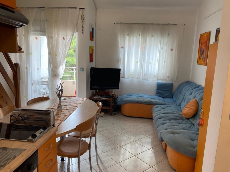 Wohnraum mit Sofa und Terrassentür