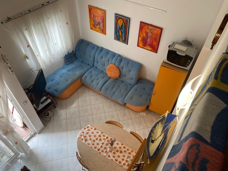 Wohnzimmer mit Couch und Tisch