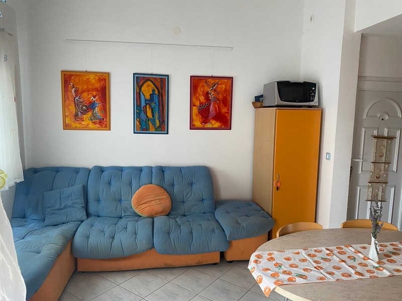 Wohnbereich mit Sofa und Schrank