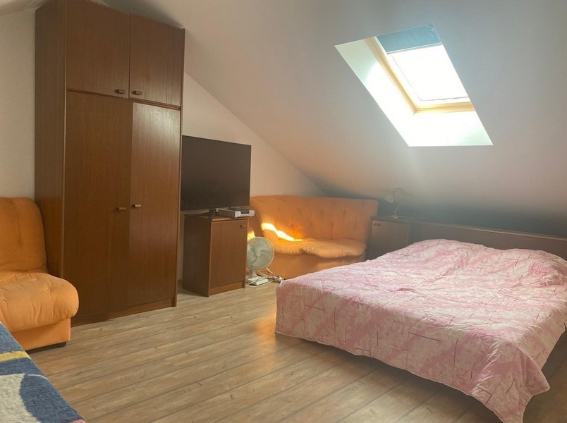 Schlafzimmer unter der Dachschräge auf der Galerie