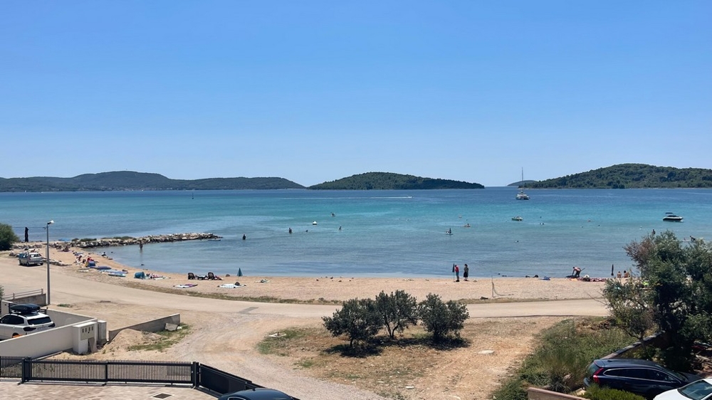 Kiesstrand und Meerblick vor dem Neubau in Srima bei Vodice