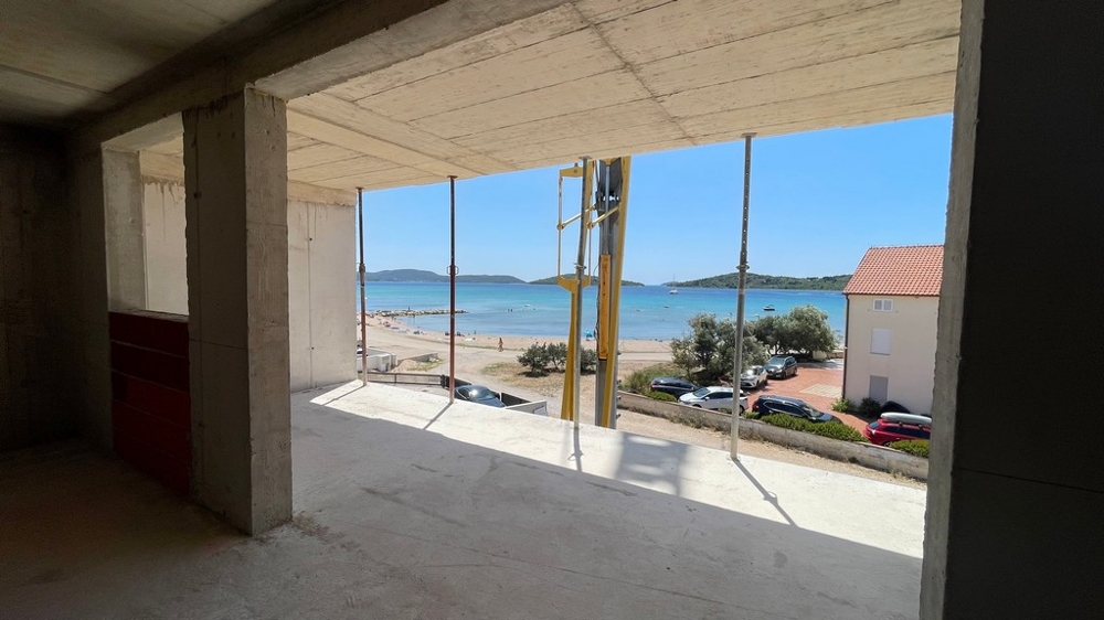 Blick aus der Wohnung im Rohbau auf Strand und Meer