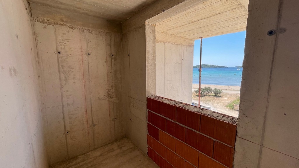 Fensteröffnung mit Blick auf das Meer