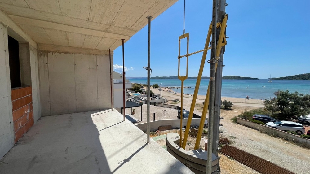 Terrasse im Rohbau mit Blick über den Strand auf das Meer