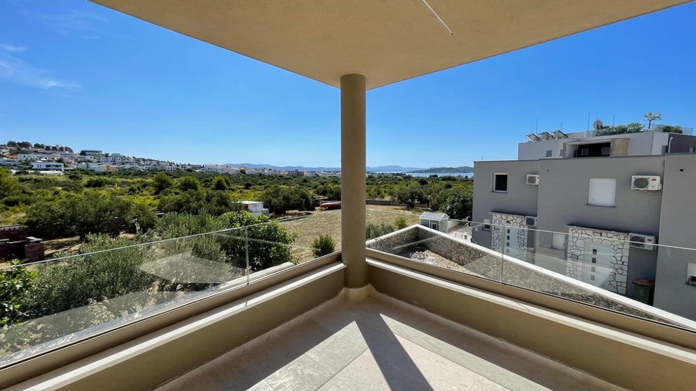 Überdachte Terrasse mit Meerblick der Neubauwohnung A4106 in Tribunj