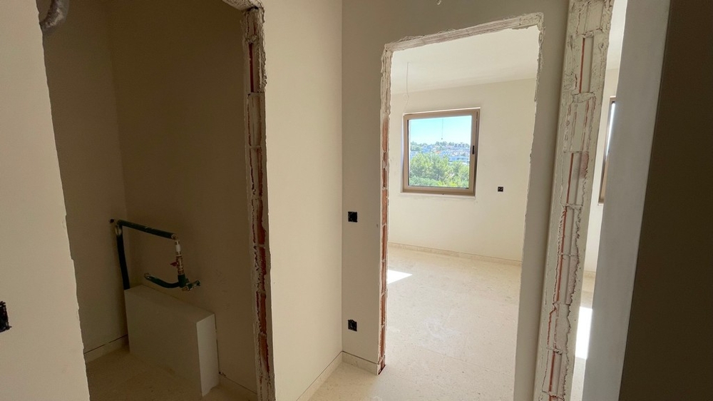 Blick in den Flur mit Türen zu Badezimmer und Schlafzimmern