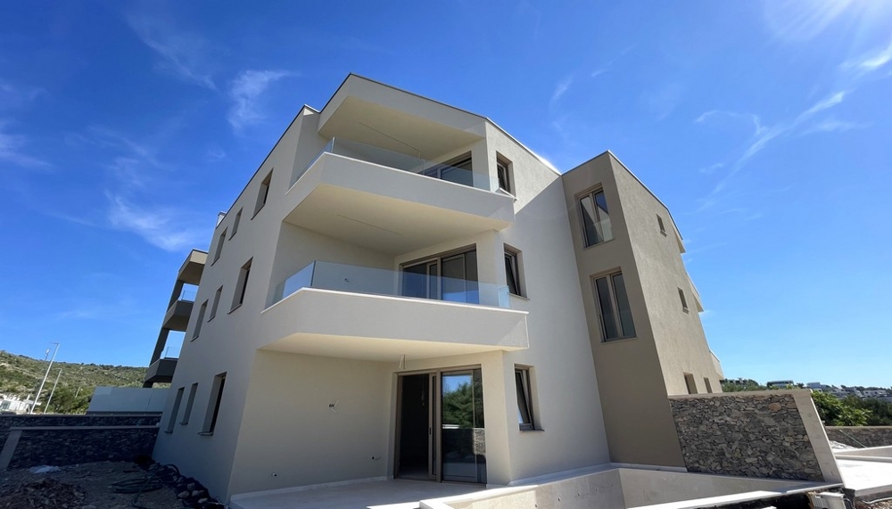 Mehrfamilienhaus im Bau mit Balkonen und Terrassen in Tribunj